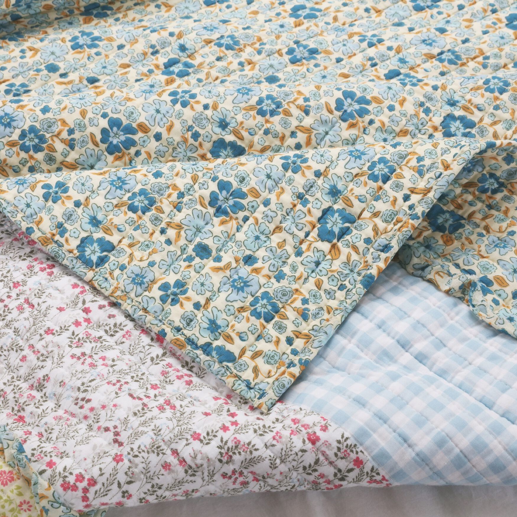 Ditsy Ruffle Quilted Throw Blanket, , alternate image number 2