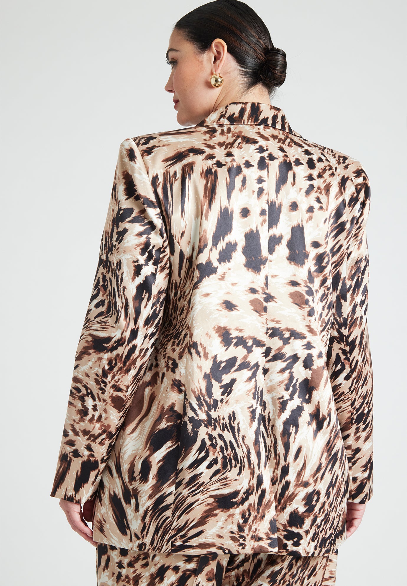 Strong Shoulder Blazer With Velvet Lapel image number 2