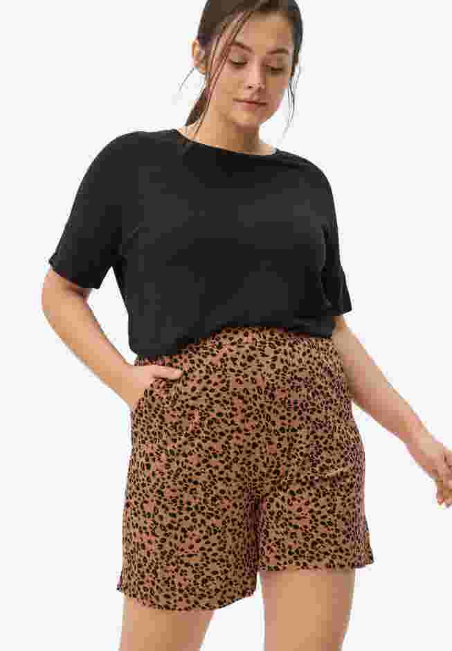 Pull-On Knit Shorts With Pockets image number 1