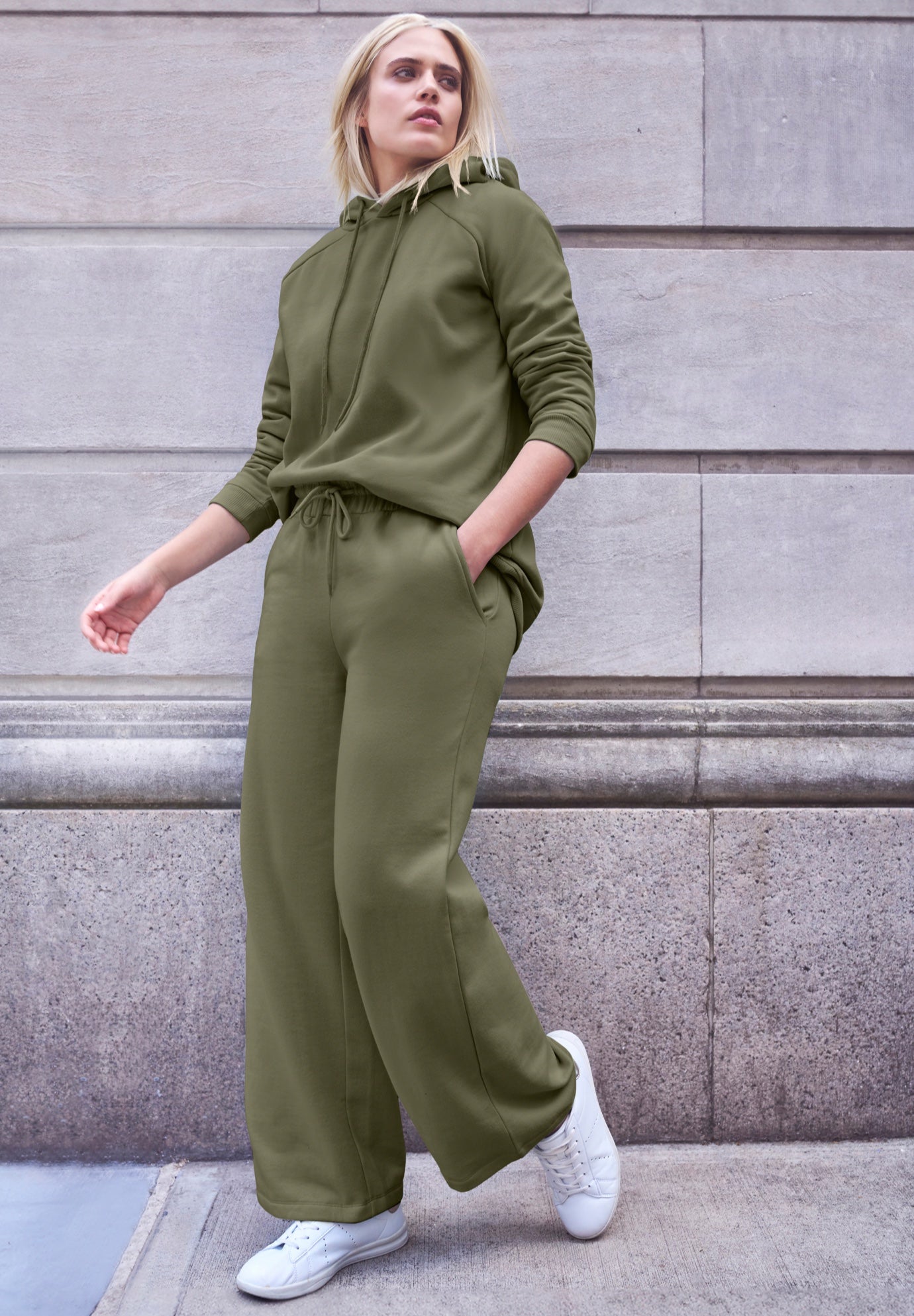 Wide Leg Fleece Sweatpant With Drawstring Waist image number 0