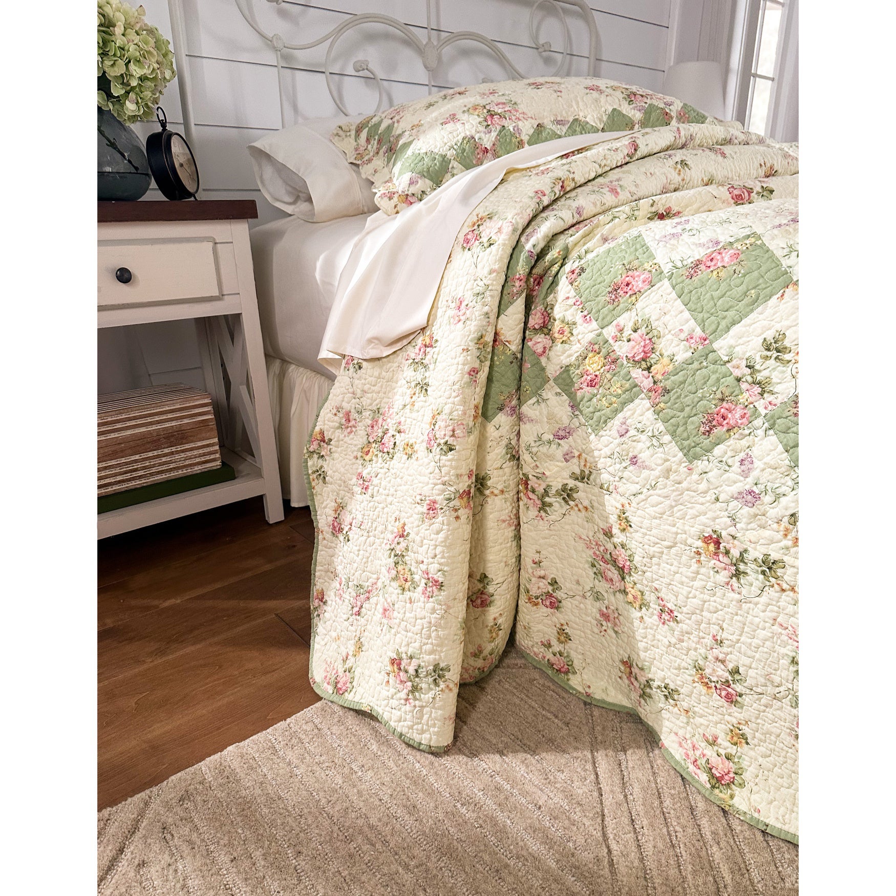 Charlotte Bedspread image number 4