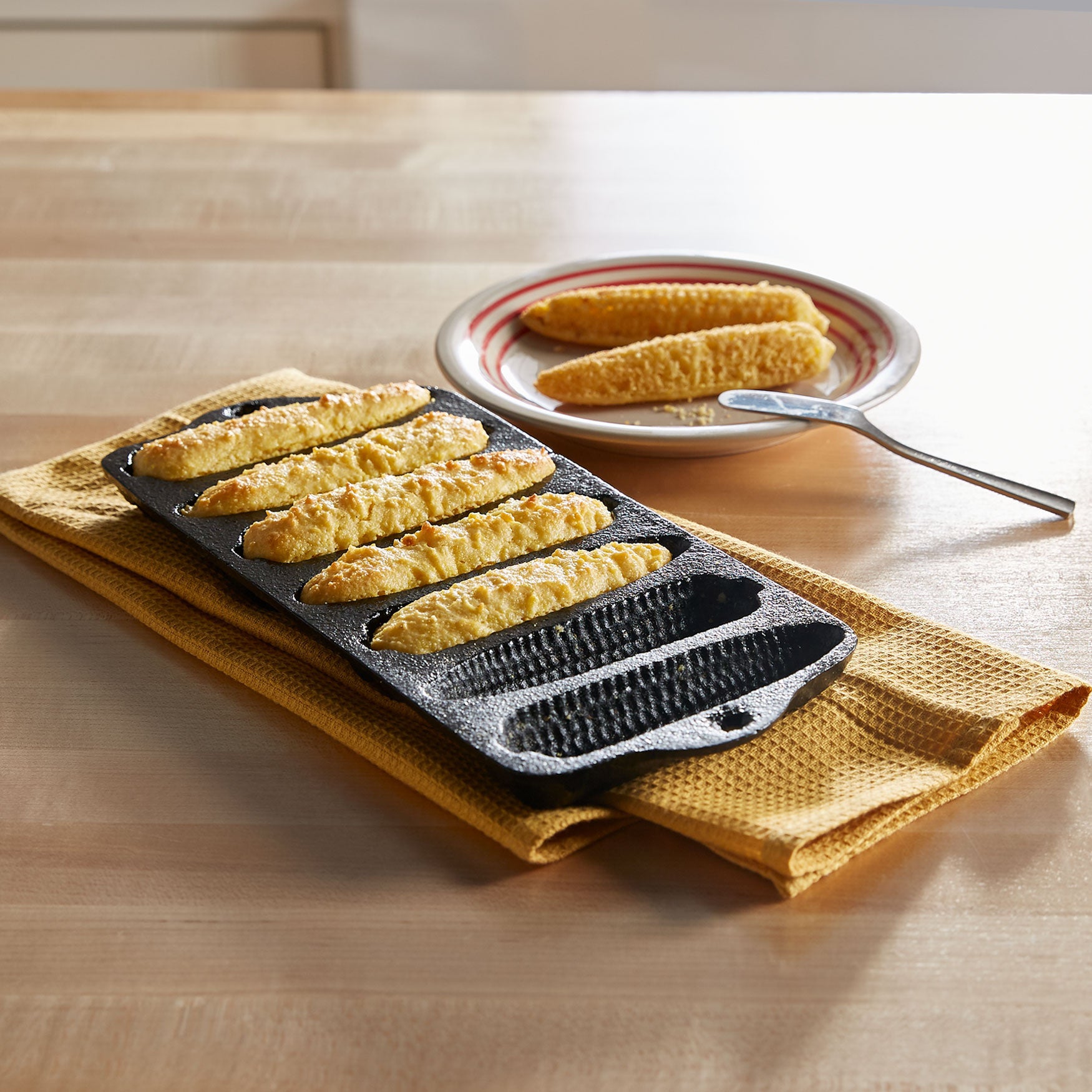 Pre-Seasoned Cast Iron Cornbread Baking Tray image number 0