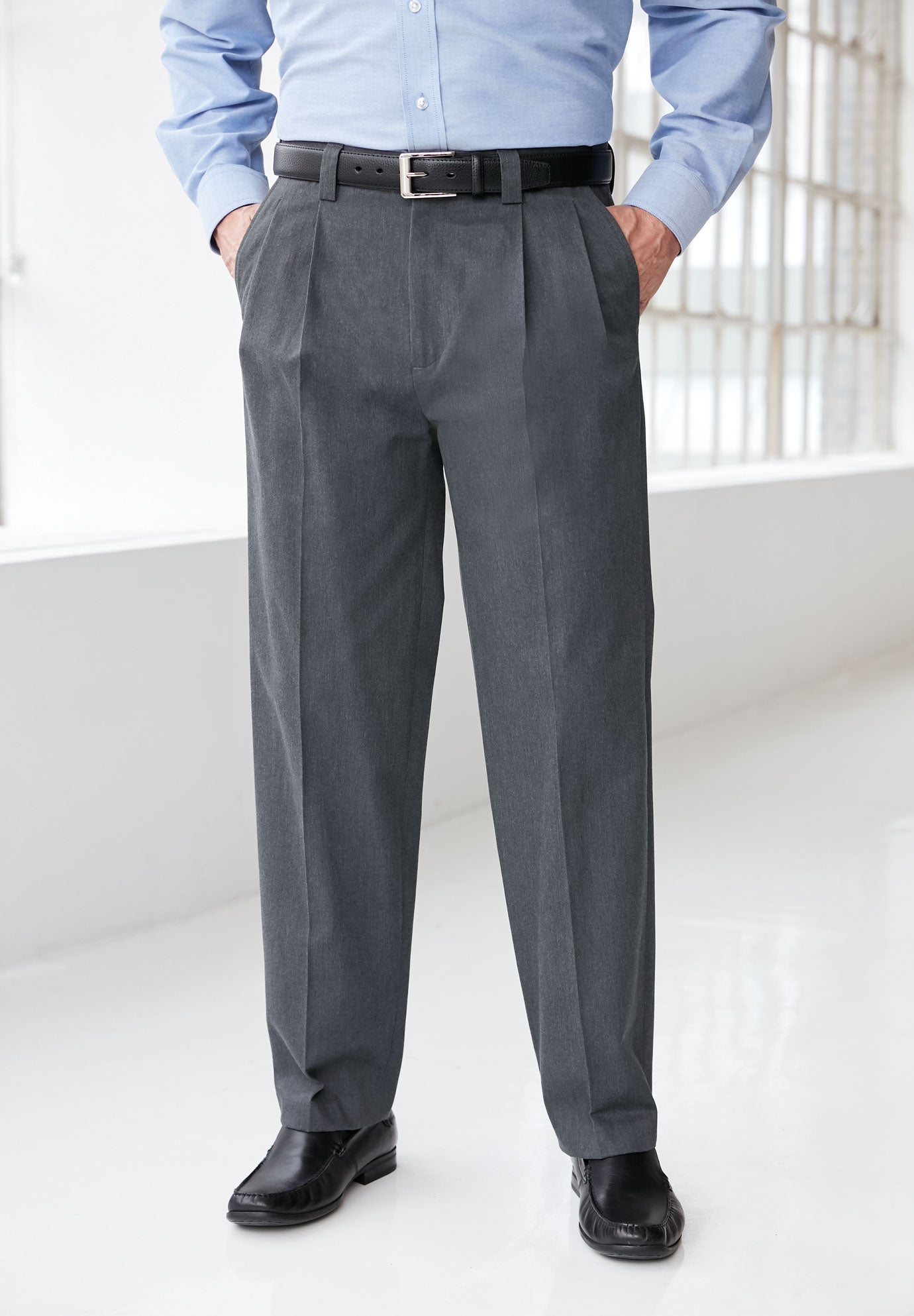 Classic Fit Wrinkle-Free Expandable Waist Pleat Front Pants image number 4