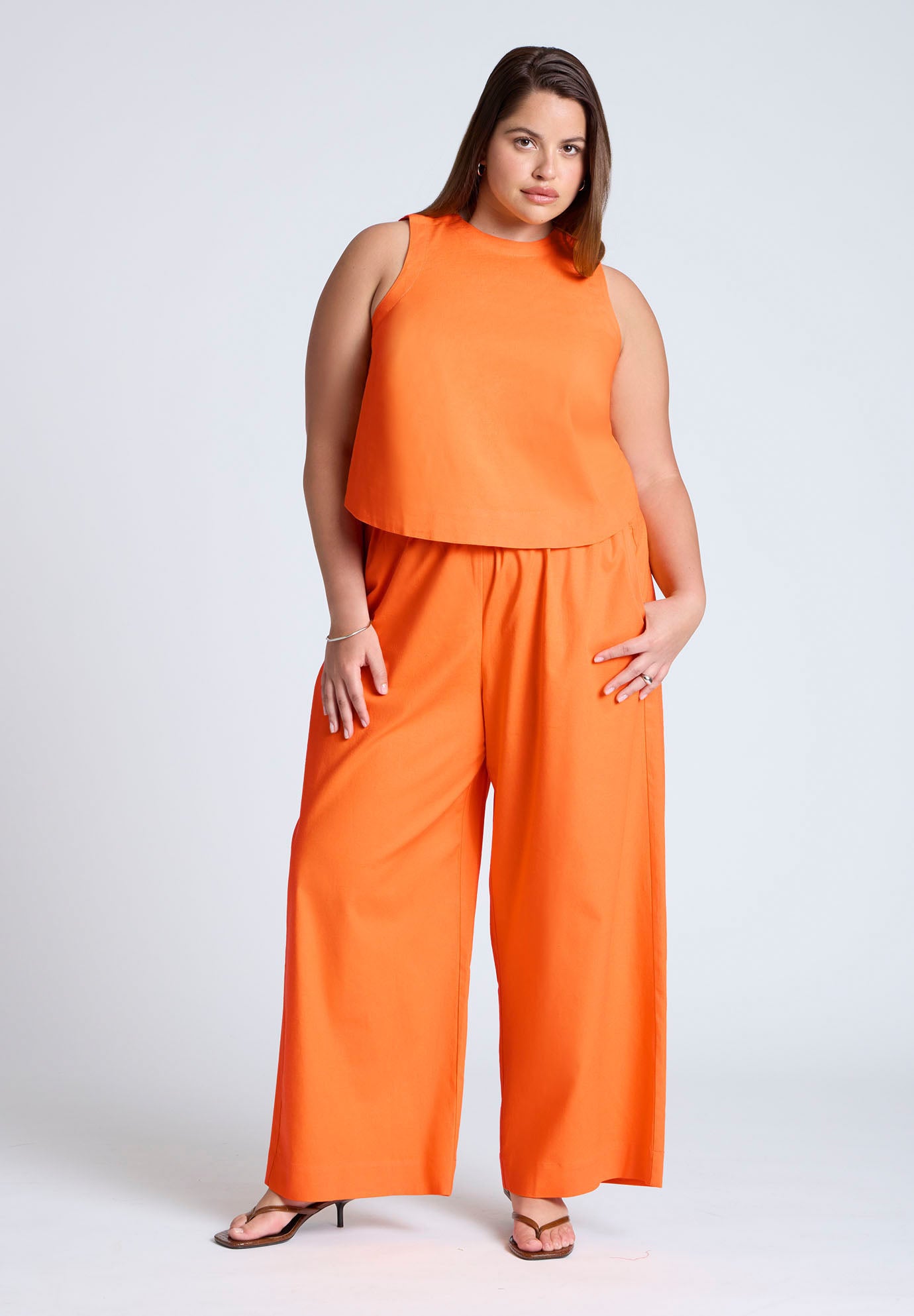 Linen-Blend Boxy Scoop Neck Crop Tank image number 2