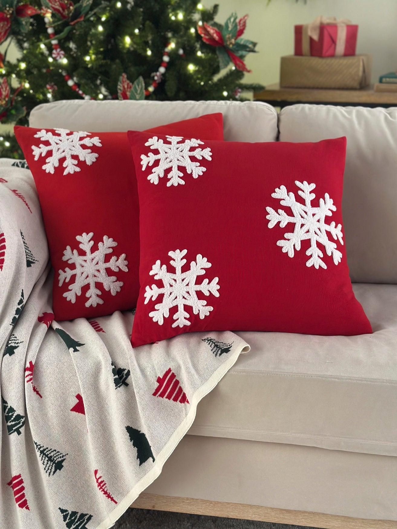 Set of 2 Decorative Pillows, 20" x 20" image number 0