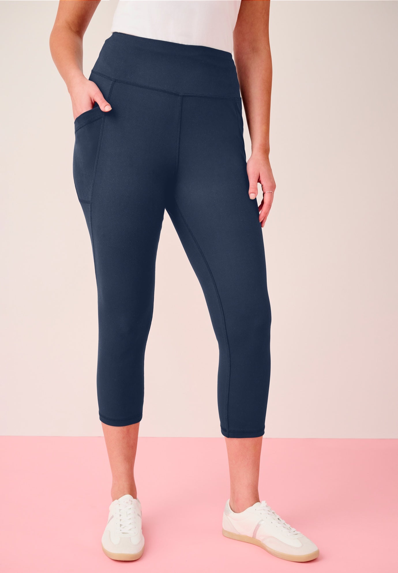 Soft Sculpt Side-Pocket Capri Legging image number 0