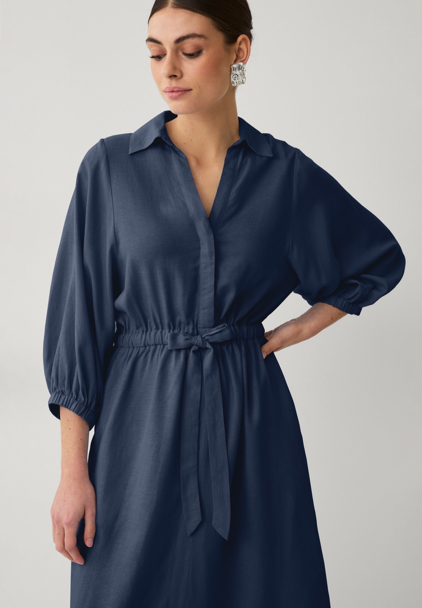 Linen-Blend Notch V-Neckline Drawstring Waist Midi Shirtdress image number 2